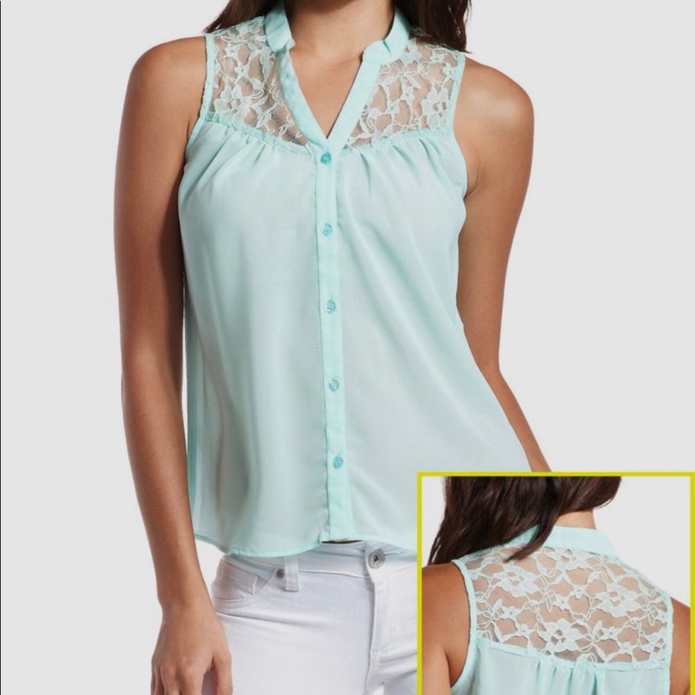 ✨4/$20✨ Charlotte Russe Sleeveless Button Down Top